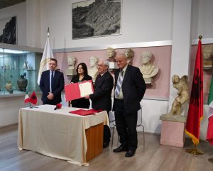 U nënshkrua një memorandum mirëkuptimi ndërmjet Institutit të Arkeologjisë, pjesë e ASHSH-së…