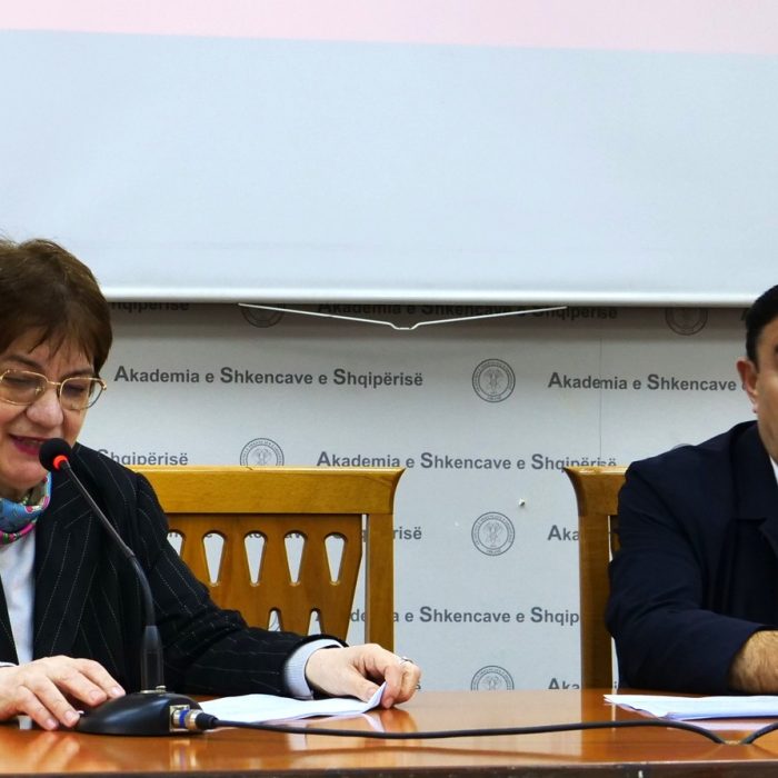 Akademike Aurela Anastasi prezantoi temën: “Çështje të metodave të kërkimit shkencor…