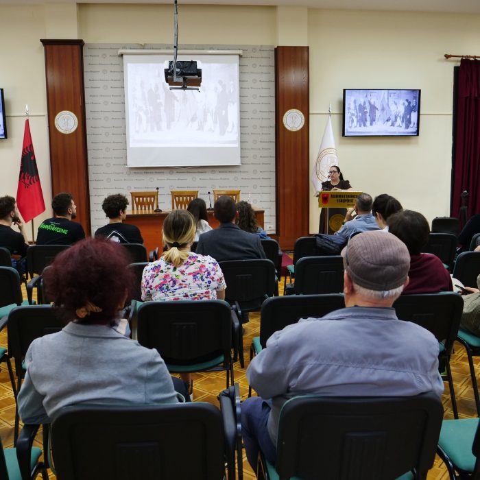 U mbajt leksioni i hapur me temën “Vdekja e (pa)shpjegueshme e teatrit radiofonik shqiptar”