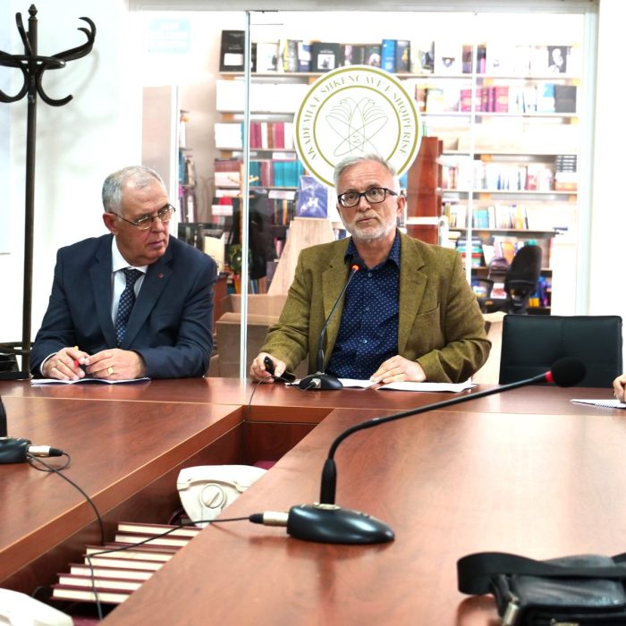 U mbajt ligjërata me temën “Veçori tipologjike të sintaksës shqipe: rasti i nyjave të përparme” nga prof. asoc. Aristotel Spiro