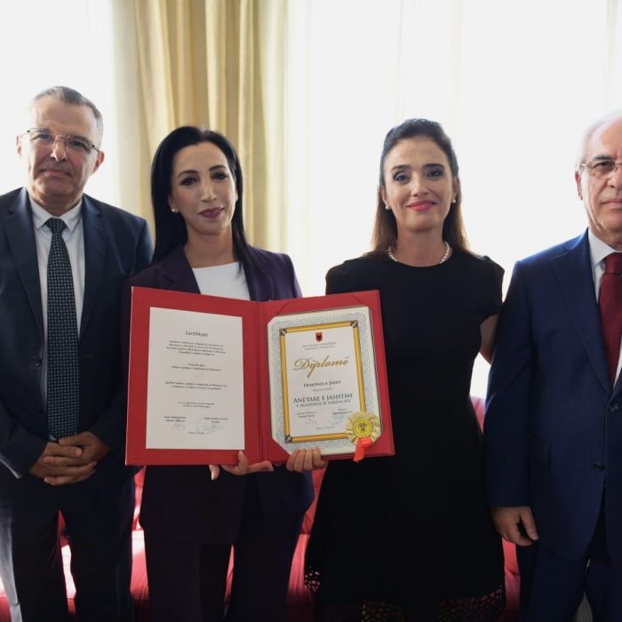 Sopranoja e shquar me famë botërore, Ermonela Jaho, merr diplomën si “Anëtare e jashtme”…