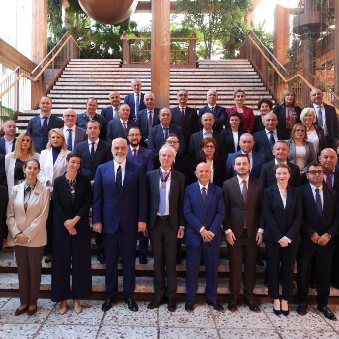 Nderohet me medaljen e bronztë “Ylli i Mirënjohjes Publike” profesor Hubert Hasenauer…