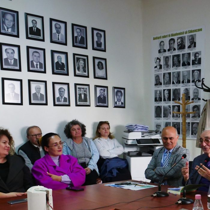 Panairi i Librit “Tirana 2025”: U promovua libri “Studime në sintaksë teorike…