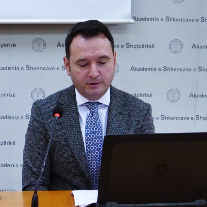 U mbajt ligjërata “Thoma Nassi dhe banda kombëtare ‘Vatra’ në historiografinë muzikore shqiptare” nga dr. Denis Bizhga