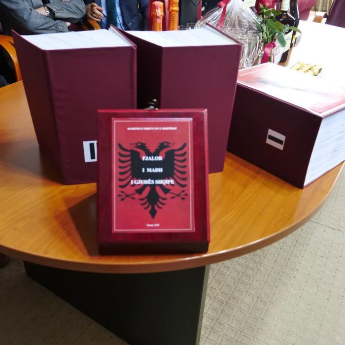 Qendra e Botimeve Enciklopedike dhe Albanologjike dorëzon veprën “Fjalori i madh i gjuhës shqipe” me mbi 125.000 njësi leksikografike