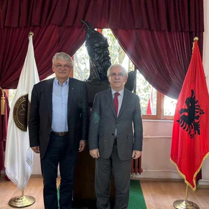 Akad. Skënder Gjinushi, kryetar i Akademisë së Shkencave të Shqipërisë pret në një takim zyrtar zëvendëspresidentin e Akademisë së Shkencave të Lituanisë
