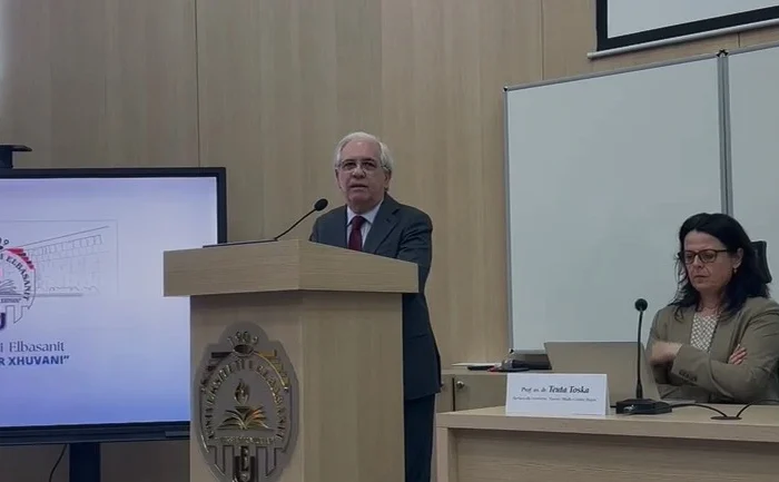 U promovua “Fjalori i madh i gjuhës shqipe” në Universitetin e Elbasanit